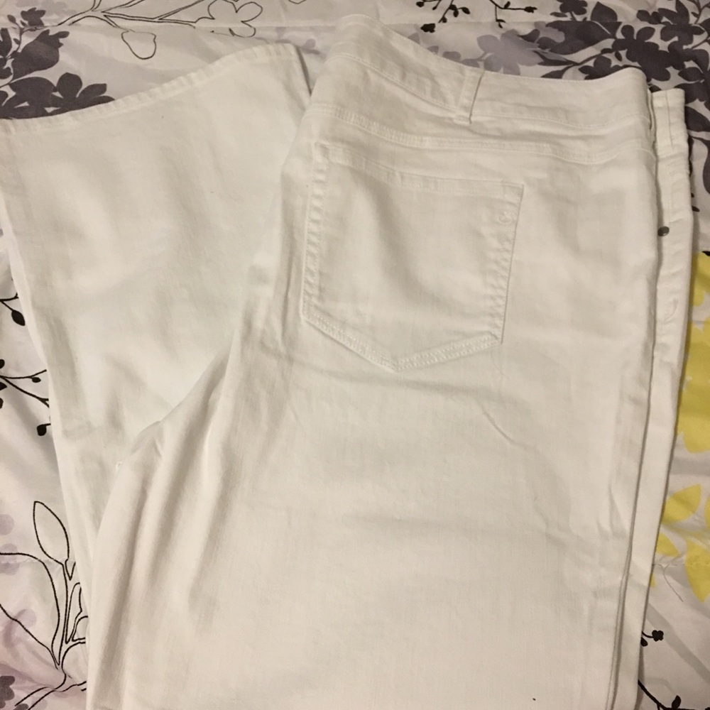 White denim jeans. Boot cut 👢